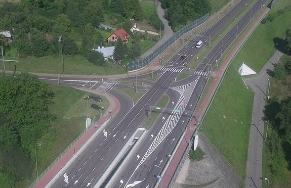 Zdjęcie kolorowe przedstawia skrzyżowanie  Aleja Wolności z ul. Zadórzańską w Przemyślu z lotu ptaka.