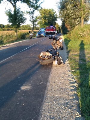 Miejsce Tragicznego wypadku w Pantalowicach. Na zdjęciu widoczny uszkodzony motocykl, w tle policyjny radiowóz i pojazdy strazy pożarnej