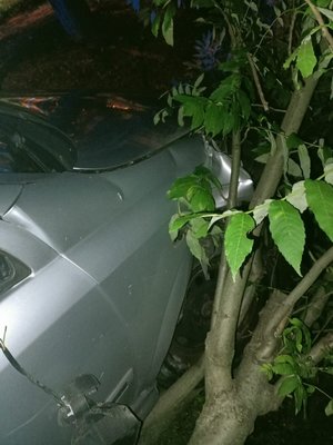 Zdjęcie wykonane w porze nocnej, przedstawia samochód osobowy marki Opel astra koloru srebrnego które wjechało w drzewo przy ul. Opalińskiego w Przemyślu.