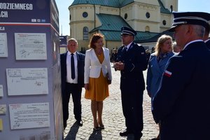 Inauguracja plenerowej wystawy „Państwowy Korpus Bezpieczeństwa – Policja Polskiego Państwa Podziemnego w dokumentach” w Rzeszowie - zaproszeni goście oglądają wystawę