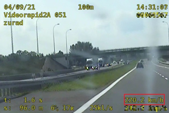 Obraz z wideorejestratora - pojazdy na autostradzie, w czerwonej ramce prędkość rejestrowanego pojazdu, za którym jadą policjanci