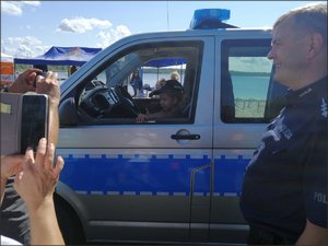 Na zdjęciu policjant KMP w Tarnobrzegu podczas otwartego pikniku nad Jeziorem Tarnobrzeskim.