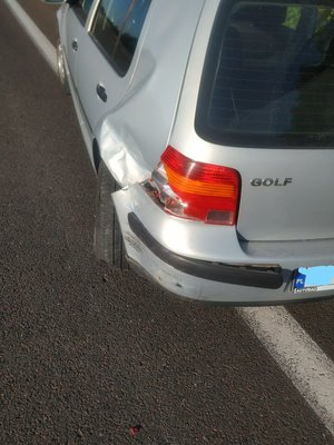 Zdjęcie kolorowe wykonane w porze dziennej  w miejscowości Przemyśl na ul. Krakowskiej.  Na zdjęciu widoczny jest samochód osobowy m-ki VW Golf koloru srebrnym z widocznymi uszkodzeniami po kolizyjnymi.