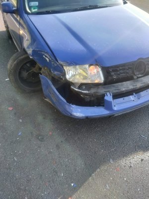Zdjęcie kolorowe wykonane w porze dziennej  w miejscowości Przemyśl na ul. Krakowskiej.  Na zdjęciu widoczny jest samochód osobowy m-ki VW Bora koloru niebieskiego z widocznymi uszkodzeniami po kolizyjnymi.
