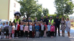 Inauguracja projektu pn. „Bezpieczeństwo - pierwsza klasa”, w Szkole Podstawowej w Krzemienicy. Na zdjęciu uczestnicy spotkania i uczniowie