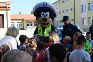 Inauguracja projektu pn. „Bezpieczeństwo - pierwsza klasa”, w Szkole Podstawowej w Krzemienicy. Na zdjęciu policyjny miś POPO i funkcjonariusz, w towarzystwie uczniów
