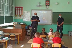 policjanci podczas zajęć z dziećmi w sali lekcyjnej