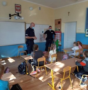 policjanci podczas zajęć z dziećmi w sali lekcyjnej