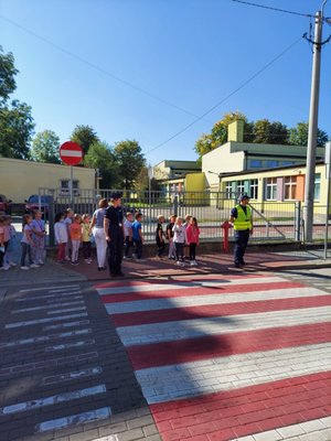 dzieci przechodzące przez przejście wraz z policjantami