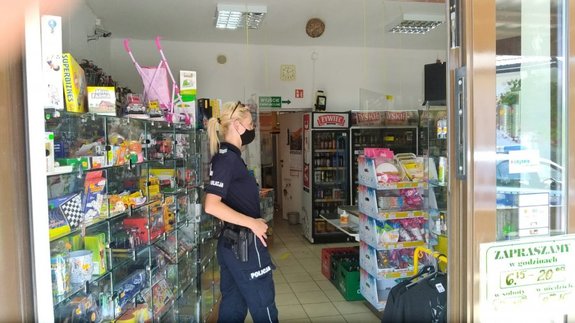 policjantka w sklepie