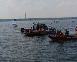 Policyjni wodniacy podczas służby na Jeziorze Tarnobrzeskim - ćwiczenia