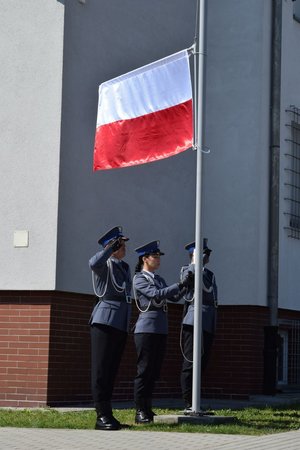Uroczystość wręczenia sztandaru dla Komendy Powiatowej Policji w Ropczycach - wciągnięcie flagi na maszt