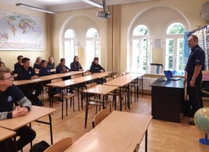 Policjanci na spotkaniu z młodzieżą Zespołu Szkół w Tyczynie
