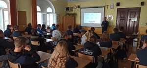 Policjant w trakcie zajęć z uczniami Zespołu Szkół w Tyczynie