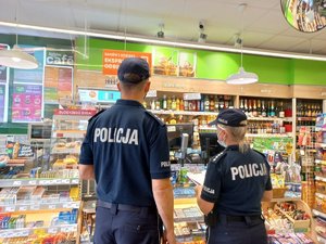 Policjanci, wspólnie z przedstawicielami Regionalnego Ośrodka Polityki Społecznej w Rzeszowie, realizują działania profilaktyczne pod nazwą: Alkohol - ograniczona dostępność - kontrolując miejsca sprzedaży i podawania napojów alkoholowych