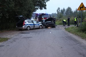 Wypadek drogowy na ul. Spacerowej w Stalach w gminie Grębów. Poszkodowanymi są min. dwaj policjanci ruchu drogowego.