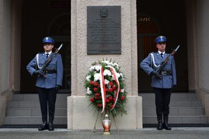 Komendant wojewódzki upamiętnił funkcjonariuszy Policji Państwowej pomordowanych na Wschodzie - złożenie kwiatów pod tablicami