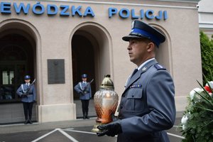 Komendant wojewódzki upamiętnił funkcjonariuszy Policji Państwowej pomordowanych na Wschodzie - złożenie kwiatów pod tablicami