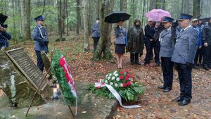 II Ogólnopolski Pieszy Rajd Górski „Mundury w góry” - złożenie kwiatów pod obeliskiem w miejscu katastrofy śmigłowca w Cisnej