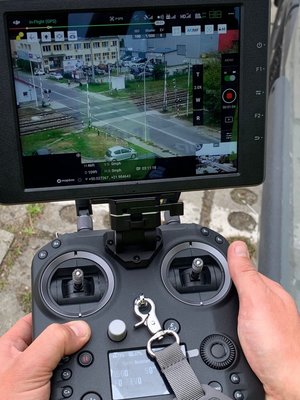 Policjanci monitorowali sytuację na przejeździe kolejowym, na ul. Hanasiewicza w Rzeszowie. Na zdjęciu widać obraz monitora, który rejestruje sytuacje z góry