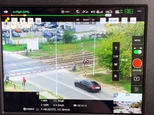 Policjanci monitorowali sytuację na przejeździe kolejowym, na ul. Hanasiewicza w Rzeszowie. Na zdjęciu widać obraz monitora, który rejestruje sytuacje z góry.