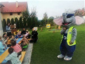 Spotkanie przedszkolaków ze słoniem Policeuszem