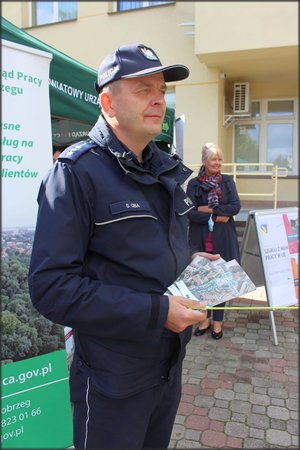 Mobilny Punkt Informacyjny w Tarnobrzegu. Policjanci z KMP w Tarnobrzegu rozmawiali o zagrożeniach związanych z handlem ludźmi.