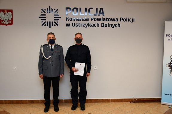 od lewej młodszy inspektor Aleksander Szymaszek i nowy policjant