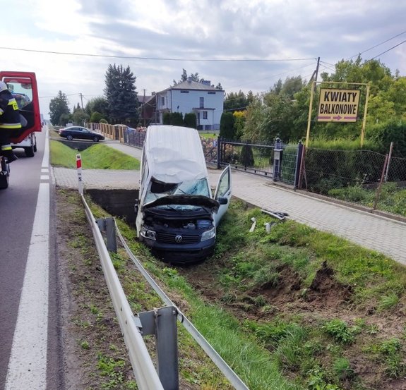 Zdjęcie kolorowe, wykonane w porze dziennej w miejscowości Orły . Zdjęcie przedstawia samochód m – ki volkswagen transit koloru białego, który jest zaparkowany w rowie. Samochód po zdarzeniu drogowym