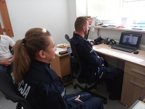 na zdjęciu znajdują się policjanci w pomieszczeniu Komendy Policji w Stalowej Woli podczas szkolenia on-line
