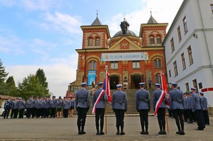policyjne sztandary podczas uroczystości w Miejscu Piastowym