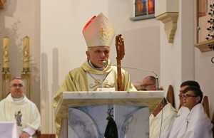 biskup podczas uroczystego kazania