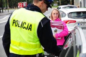 policjant wykonuje badanie stanu trzeźwości kierującego