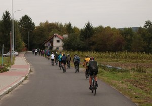 uczestnicy rajdu przejeżdżający rowerami teren powiatu krośnieńskiego