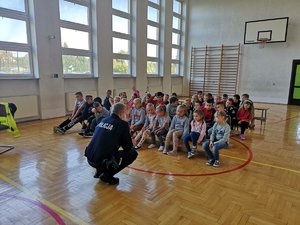Dzielnicowi z Posterunku Policji w Grębowie podczas spotkania z uczniami klasy I.