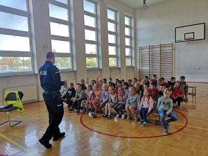 Dzielnicowi z Posterunku Policji w Grębowie podczas spotkania z uczniami klasy I.