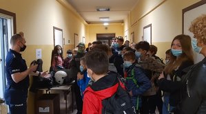 Zdjęcie kolorowe wykonane w porze dziennej -przedstawia korytarz KMP w Przemyślu na którym przebywają dzieci ze Szkoły Podstawowej w Nehrybce, które biorą udział w spotkaniu z policjantem .