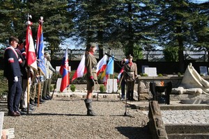 uczestnicy uroczystości na cmentarzy wojennym w Dukli oraz poczty sztandarowe