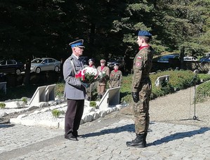 Komendant Miejski Policji w Krośnie podczas składania wieńca na cmentarzu w Duli