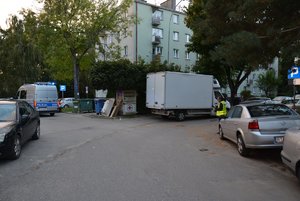 Na zdjęciu miejsce zdarzenia drogowego. Dostawczy pojazd marki renault potrącił pieszą kobietę w Tarnobrzegu na ul. Skalna Góra.