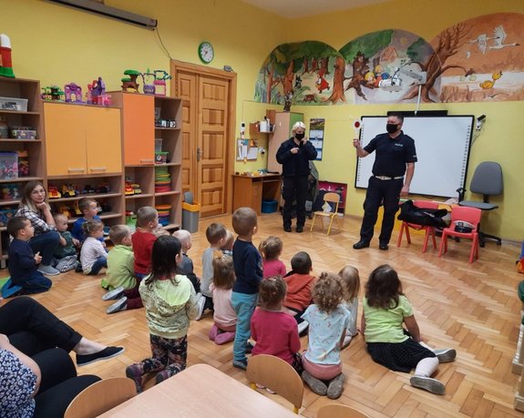 Policjanci prowadzą pogadankę z dziećmi