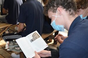 Uczeń przeglądający broszurę.