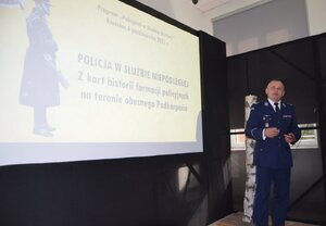 Funkcjonariusz stojący przy prezentacji podczas warsztatów