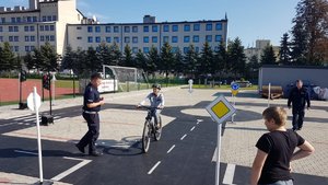 Policjanci ruchu drogowego przeprowadzają praktyczny egzamin na kartę rowerową