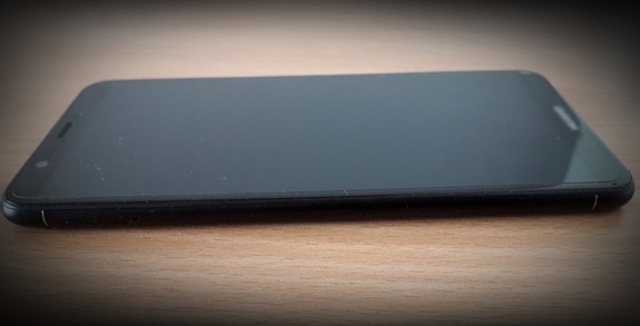 zdjęcie telefonu komórkowego leżącego na stole