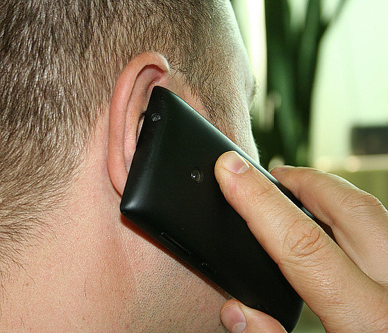 mężczyzna trzymający telefon przy uchu