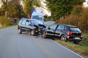 uszkodzenia powypadkowe volkswagena oraz renaulta po zderzeniu w Zręcinie. W tle policyjny radiowóz