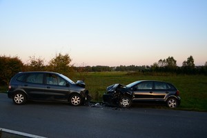 uszkodzenia powypadkowe volkswagena oraz renaulta po zderzeniu w Zręcinie