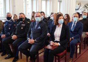 Sala w urzędzie wojewódzkim, w kilku rzędach siedzą uczestnicy spotkania. w pierwszym rzędzie, pierwszy od lewej Komendant Wojewódzki Policji w Rzeszowie insp. Dariusz Matusiak, dalej Podkarpacki Komendant Państwowej Straży Pożarnej nadbryg. Andrzej Babiec, prof. Czesław Kłak, Wojewoda Ewa Leniart