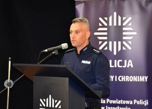 Komendant Powiatowy Policji w Jarosławiu podczas przemówiewnia